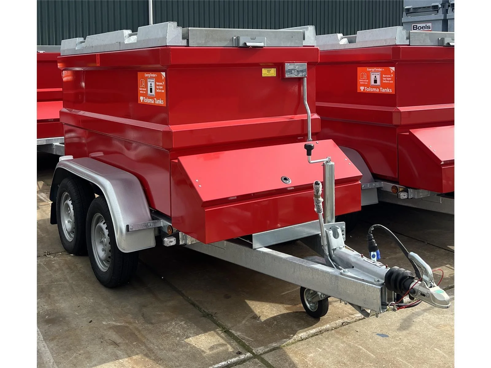 Rimorchio cisterna + impianto cisterna mobile da 995 L KD, trasporto rapido, asse tandem frenato con sportello dell'armadio e contatore analogico, pompa da 24 V, portata 85 l/min