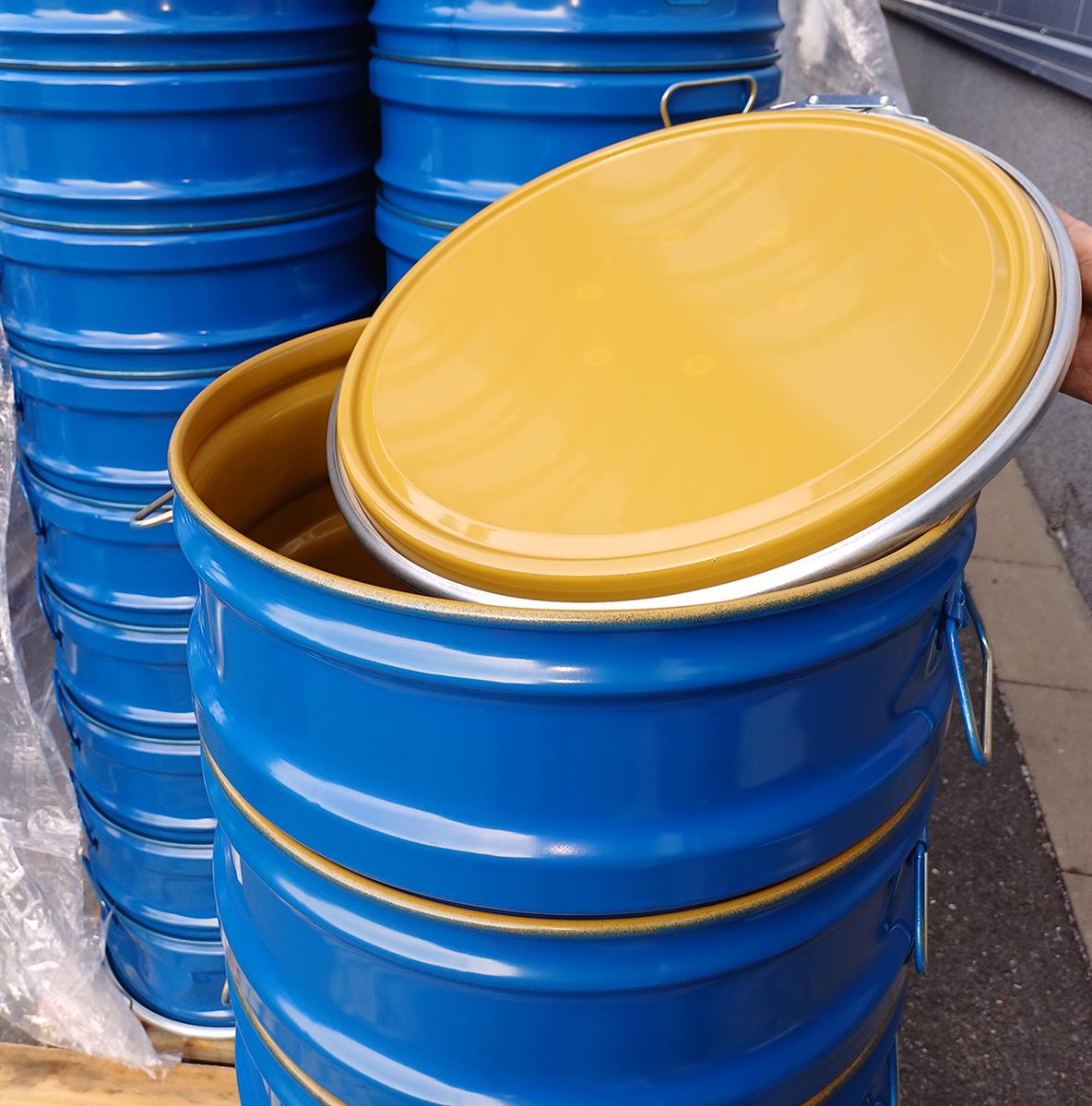 lackiertes Metallfass 60 l mit abnehmbarem Deckel lackiertes Metallfass 60 l mit abnehmbarem Deckel
